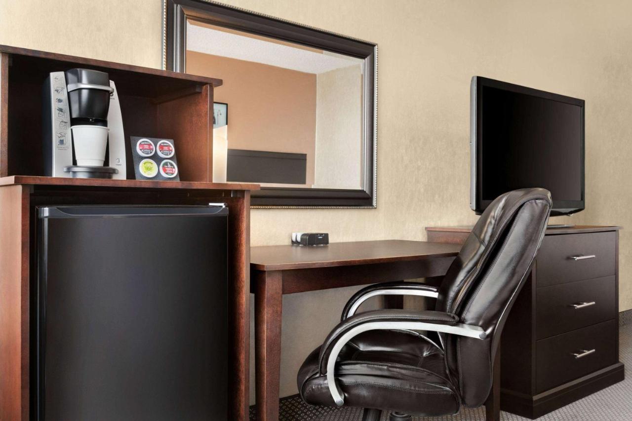 Travelodge By Wyndham Quebec City Hotel & Convention Centre Esterno foto